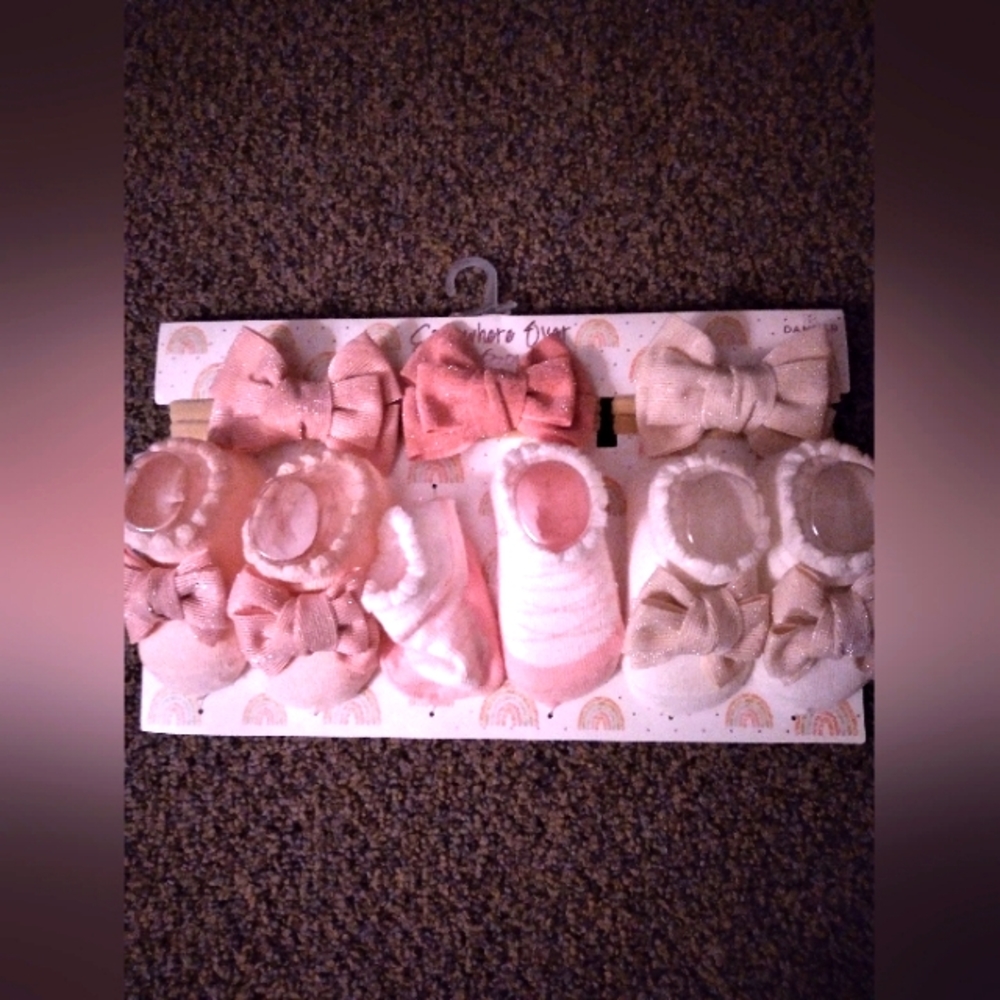 Danbar infant/ newborn 3 bows & 3 booties